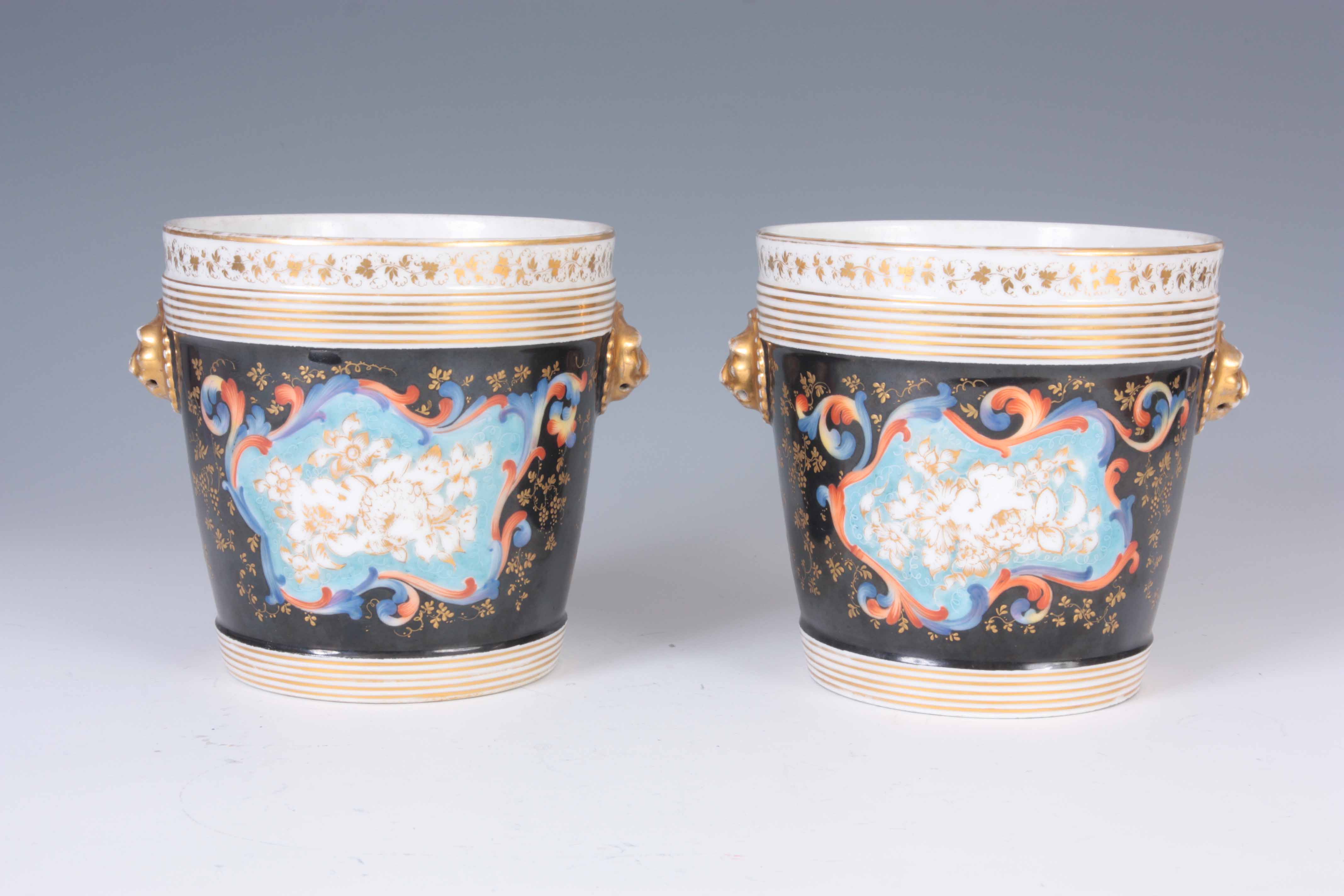 A PAIR OF 19TH CENTURY PARIS PORCELAIN ICE PAILS decorated with flowers with gilt lions mask handles - Image 5 of 7