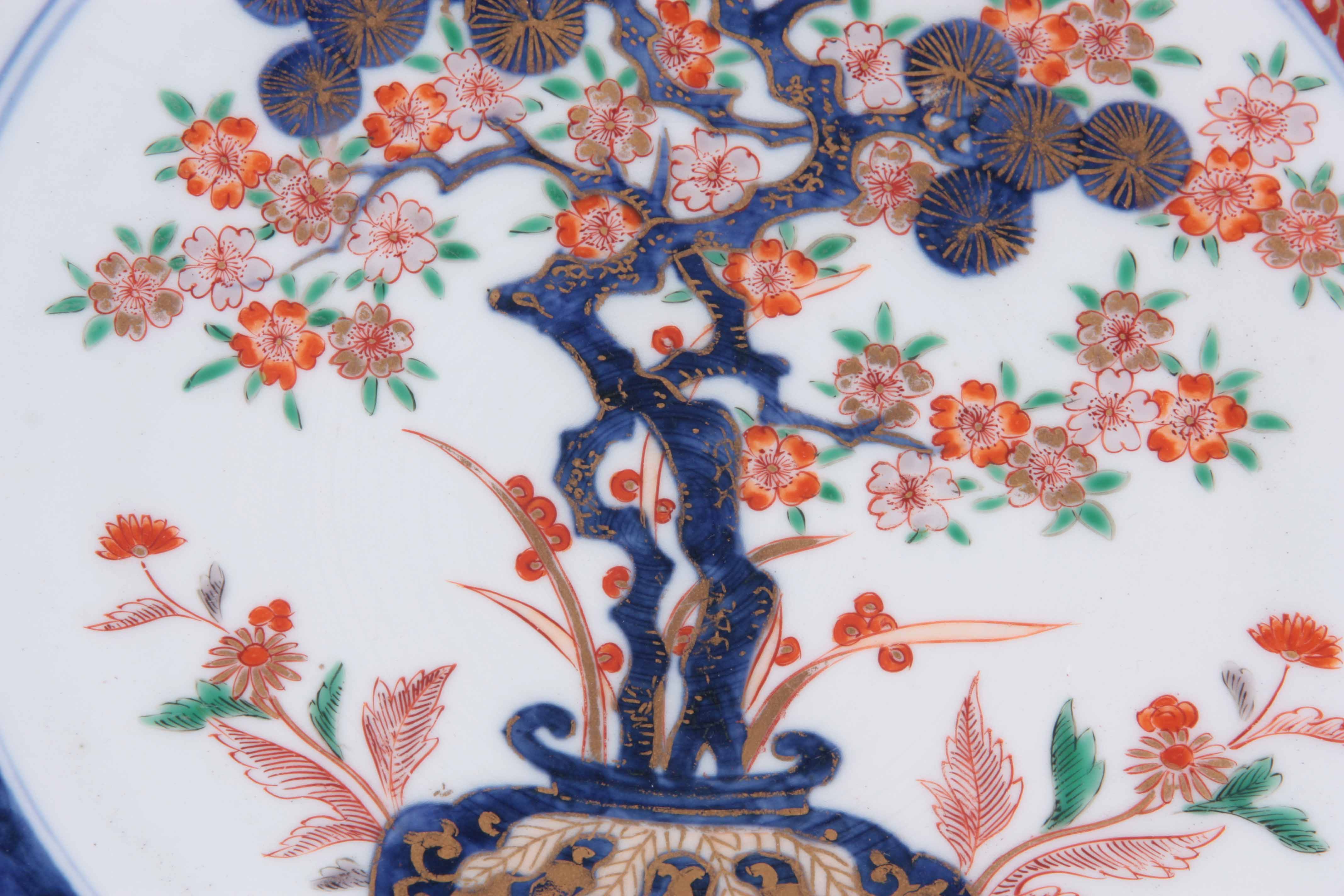 A 19th CENTURY CHINESE IMARI PORCELAIN CHARGER with six character mark 40cm diameter. - Image 3 of 9