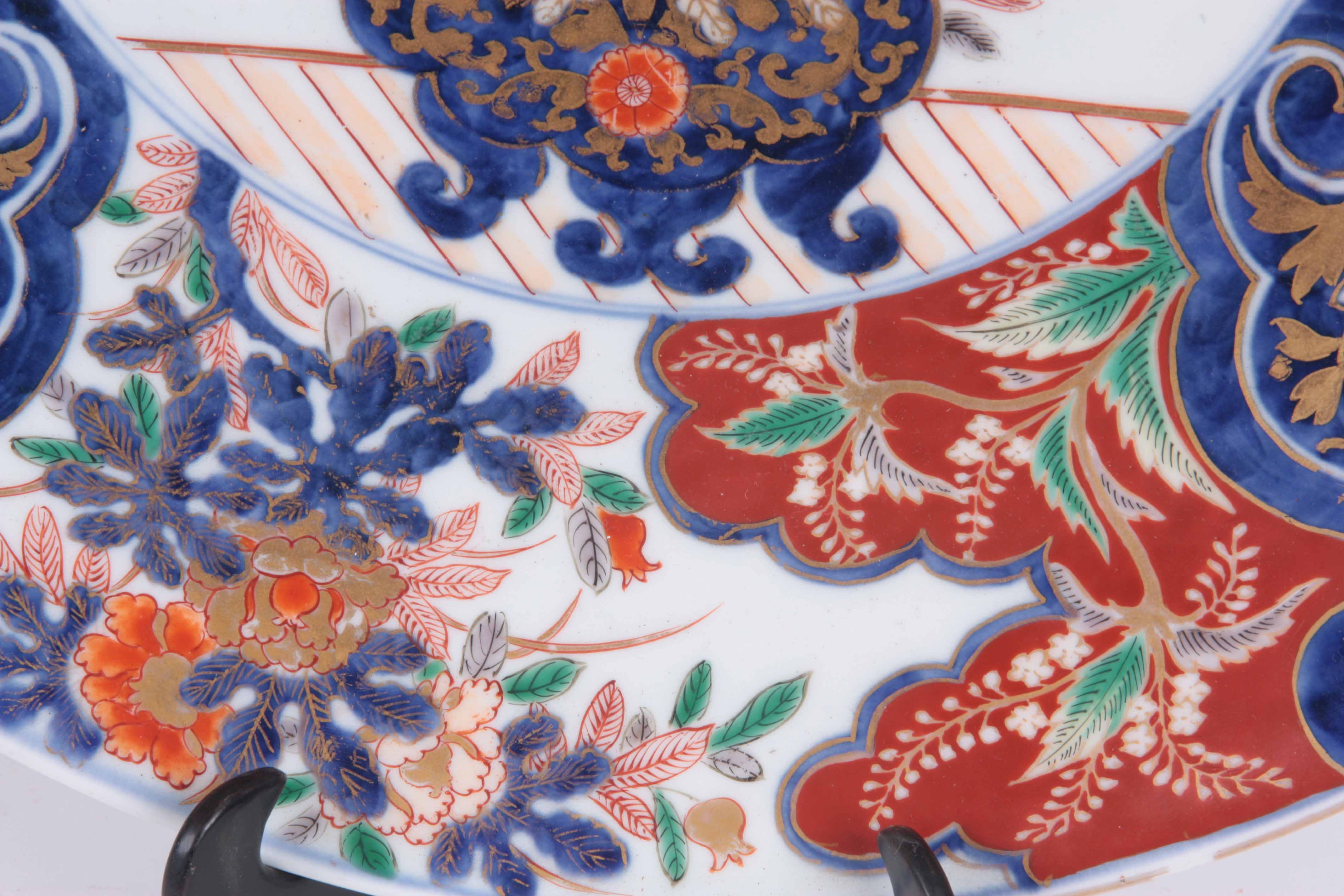 A 19th CENTURY CHINESE IMARI PORCELAIN CHARGER with six character mark 40cm diameter. - Image 5 of 9