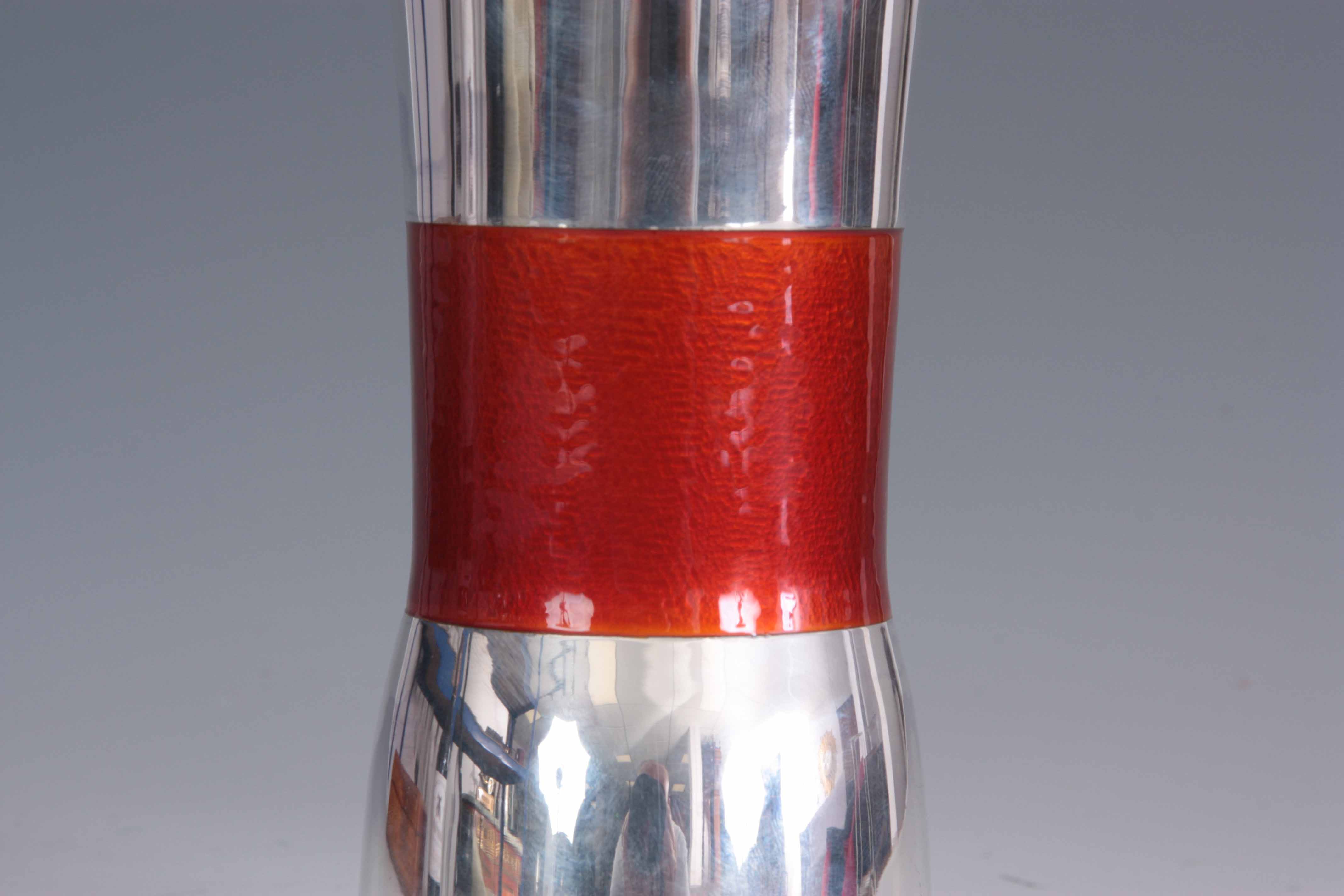 A STYLISH JACOB TOSTRUP NORWEGIAN STERLING SILVER AND ENAMEL COCKTAIL SHAKER AND STIRRER Circa - Image 2 of 6