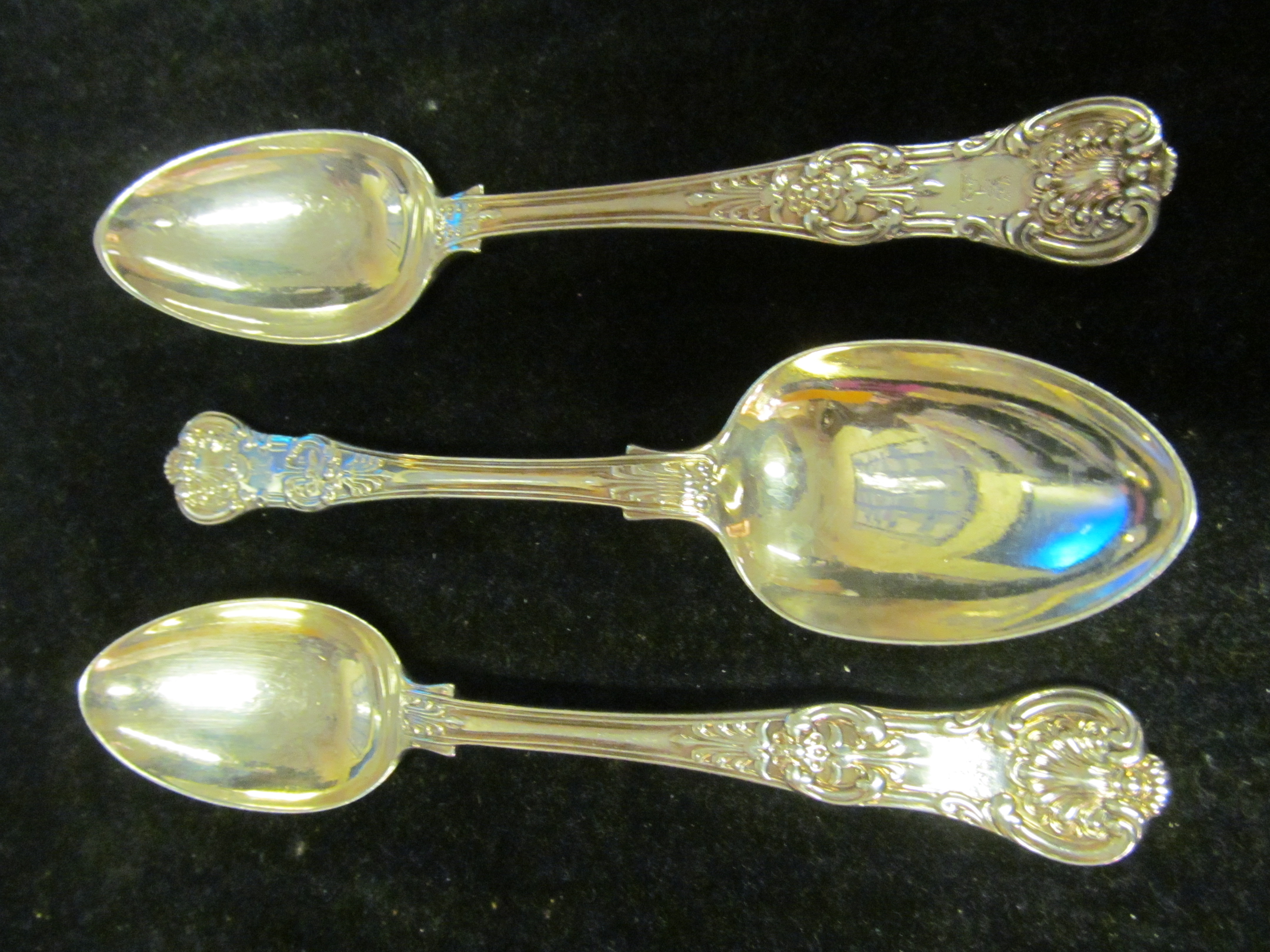 A set of eleven Victorian mixed spoons 20ozs.