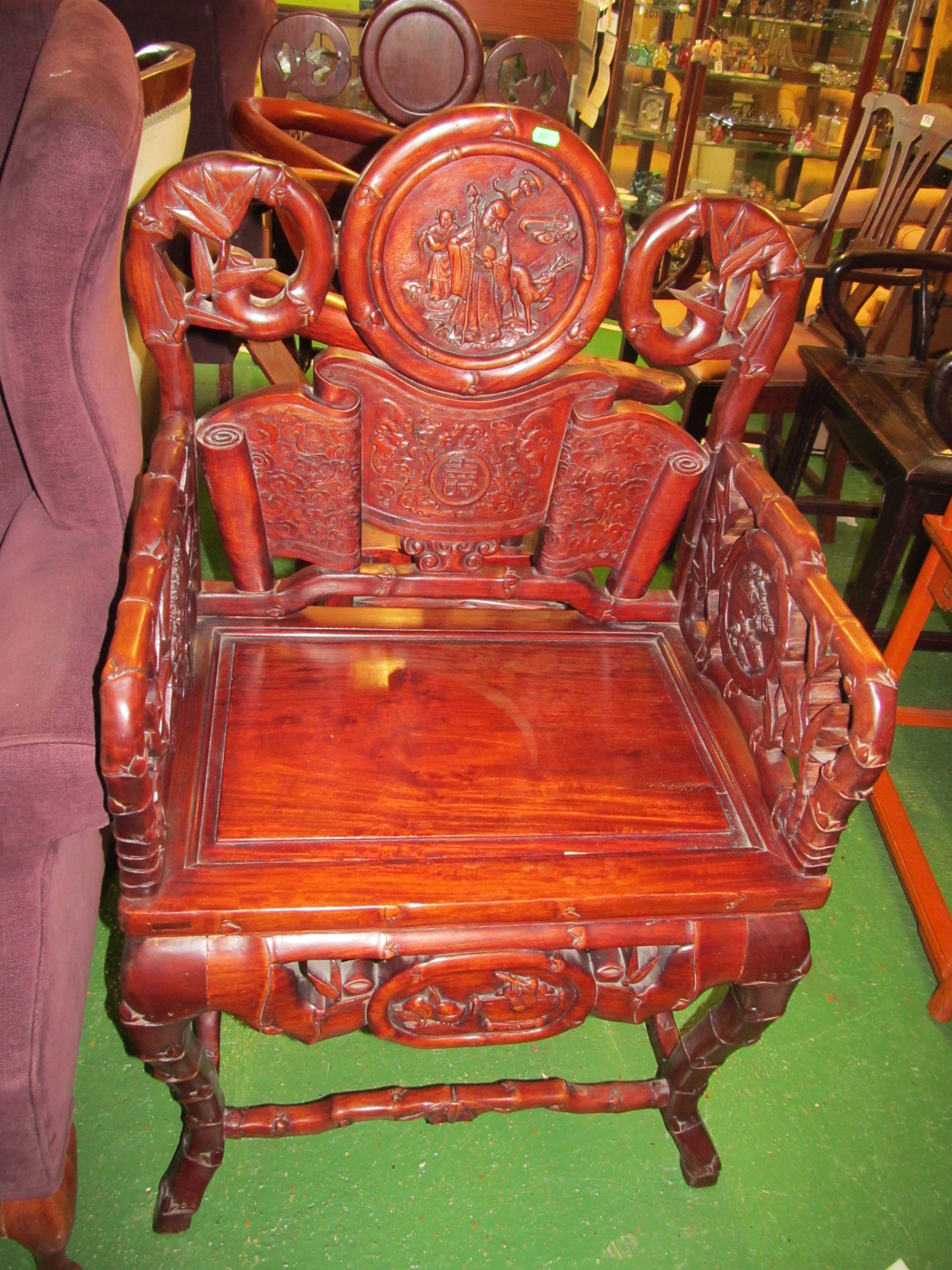A pair of oriental hardwood chairs with ornately carved back of bamboo design and figures - Bild 3 aus 3