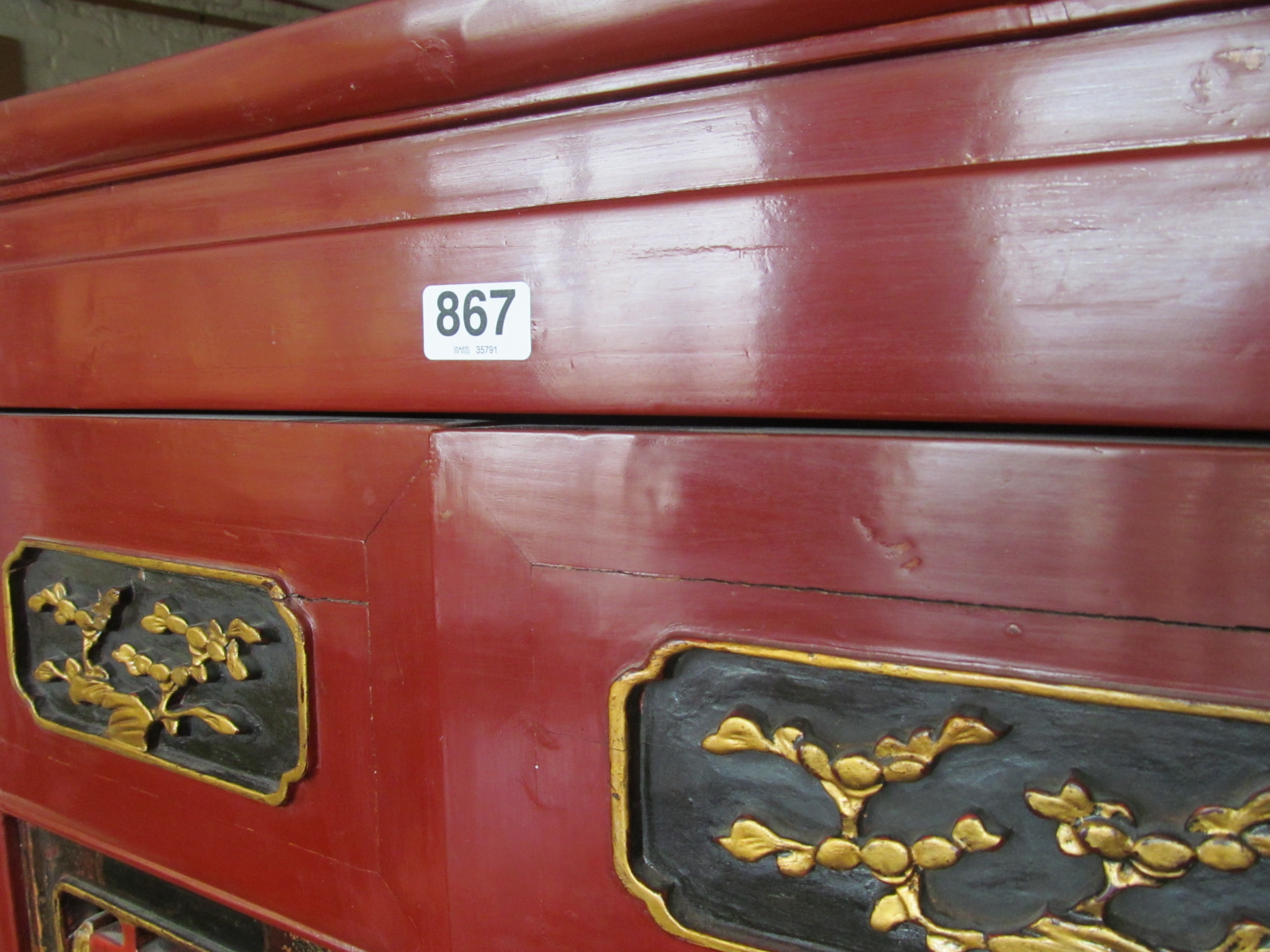 An oriental red lacquer and gilt cabinet with pierced doors carved geisha - Bild 2 aus 2
