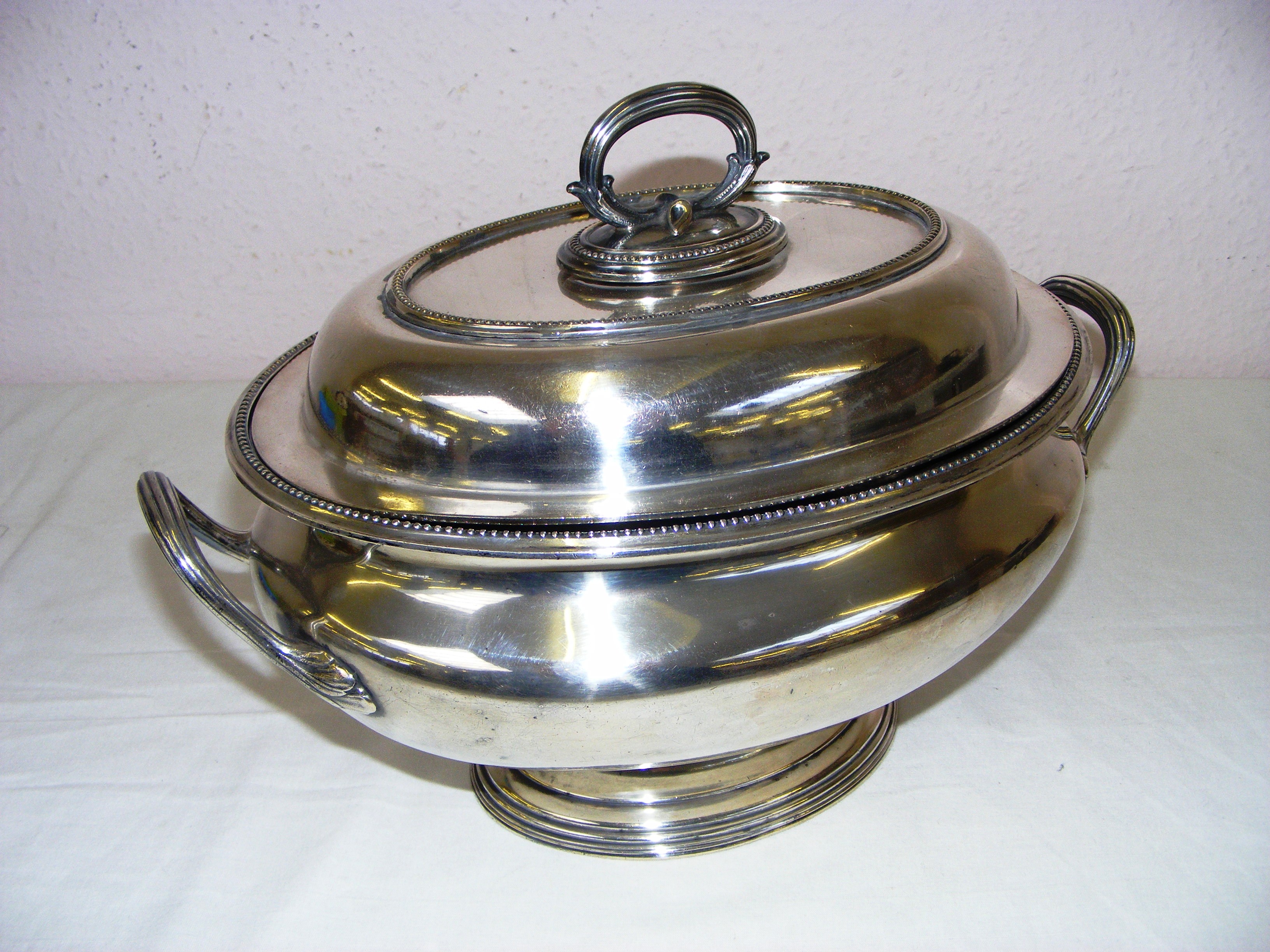 A large Elkington & Co 7486 soup tureen measuring 14" wide x 10.25" tall. - Image 2 of 4