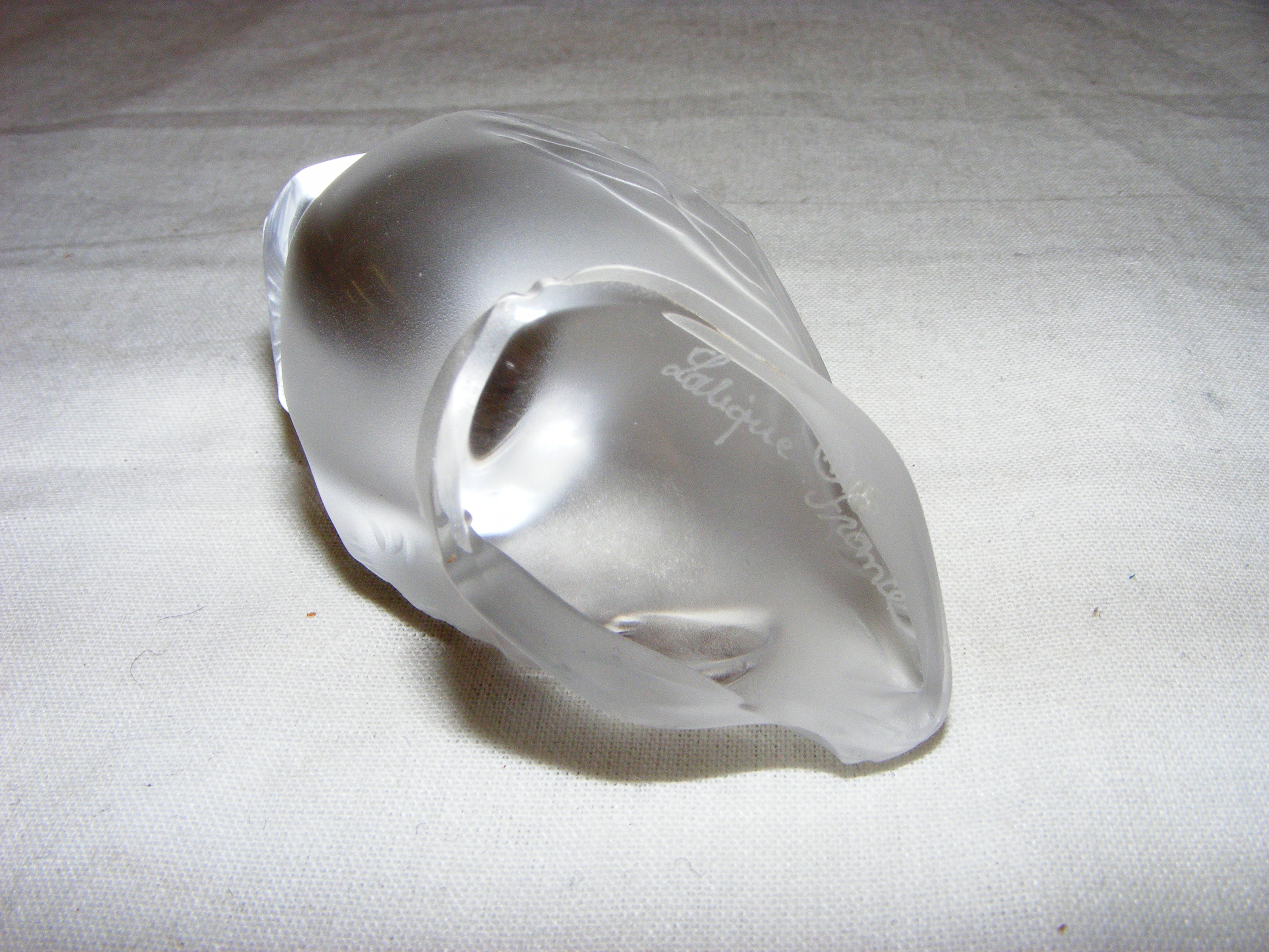 A Lalique frosted glass figurine of an owl, measuring 6cm tall, signed to the base. - Image 3 of 3