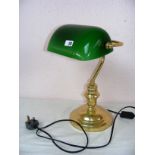 A brass and green glass shade bankers lamp. CONDITION REPORT: Good condition.