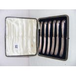 A cased set of sterling silver pistol grip handled butter knives, each measuring 16.5cm long.