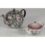 AN ATTRACTIVE FAMILLE ROSE DECORATED TEAPOT