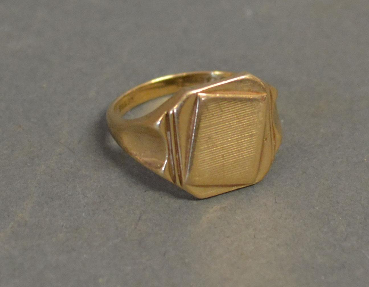 A 9ct. Yellow Gold Signet Ring, 6.9 gms