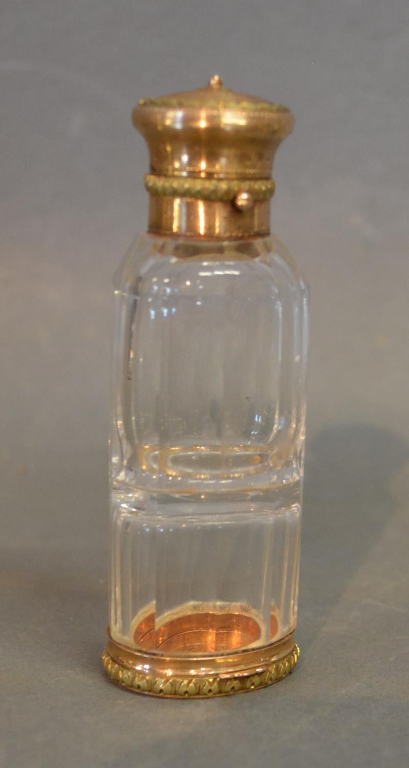 A Yellow Metal Scent Bottle/Vinaigrette with cut glass body, 8 cms long