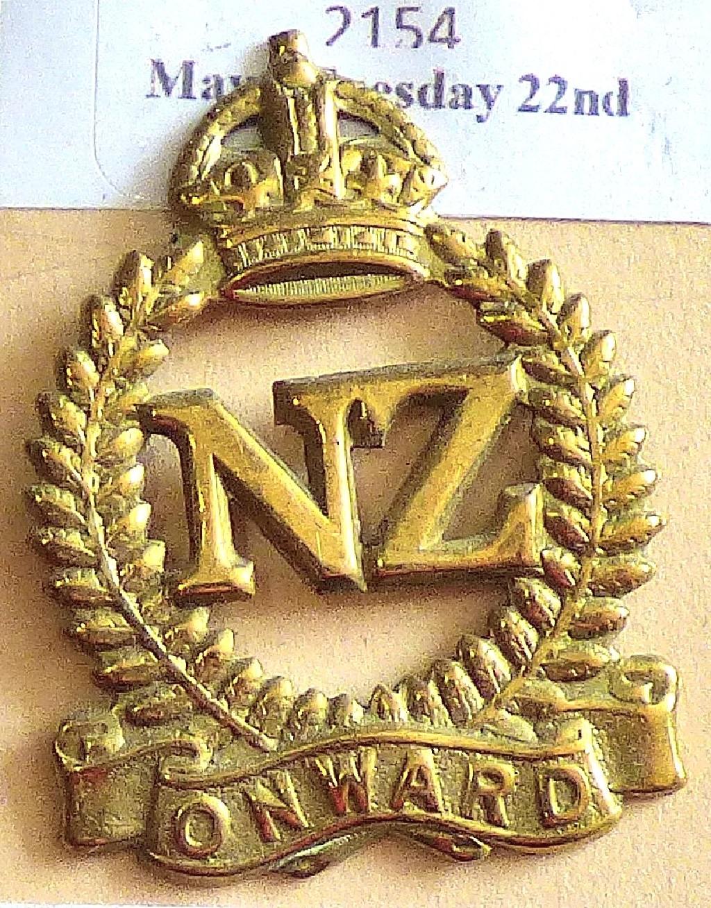 New Zealand - Expeditionary Force Cap Badge - Brass KC - large onward variant.