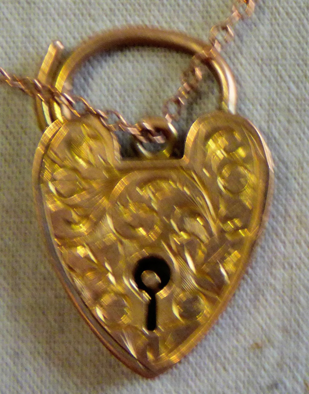 Jewellery - 9ct (Hollow Gold Braclet. Bars and Heart locket, original box. Approx 15 grams. - Image 2 of 4