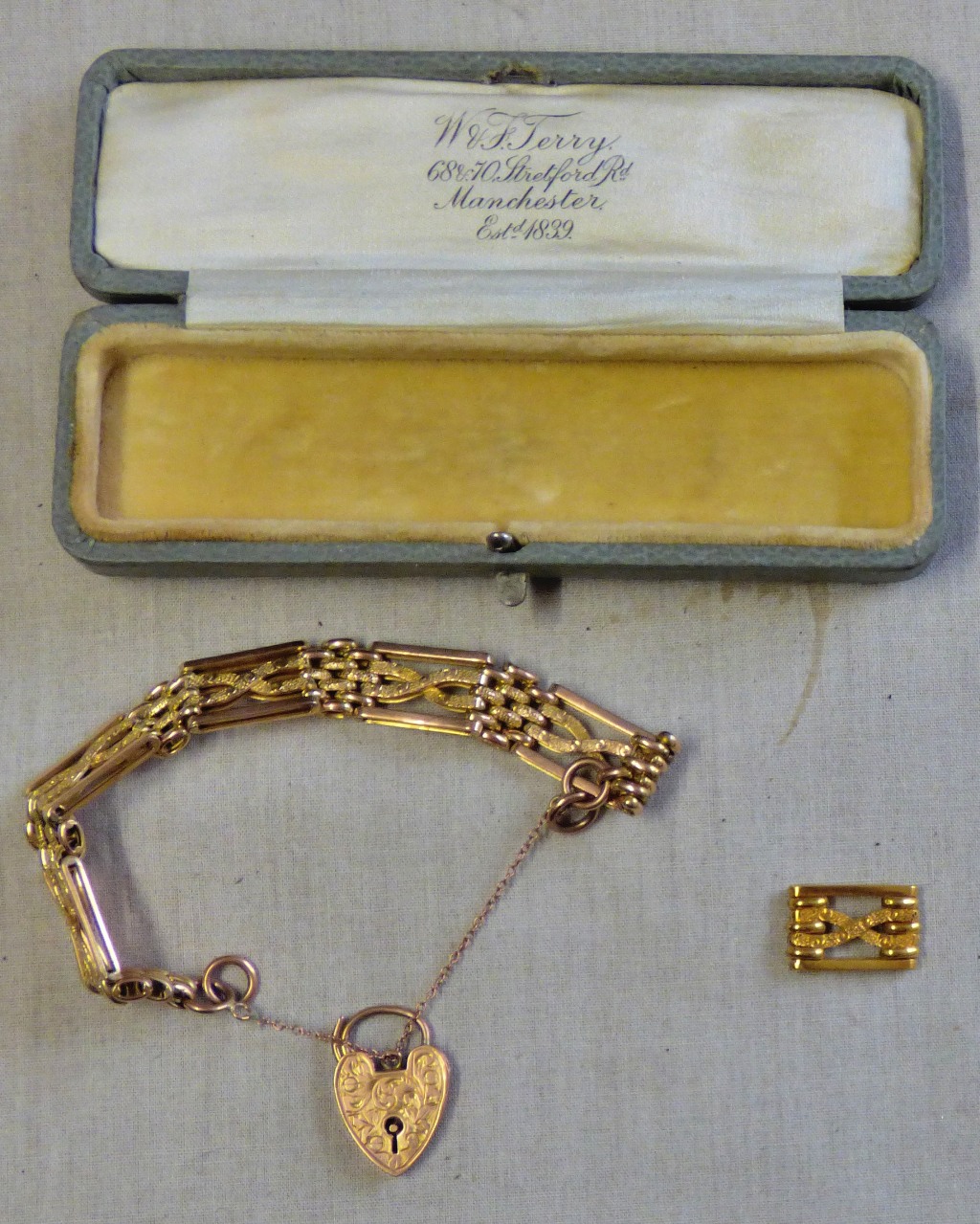 Jewellery - 9ct (Hollow Gold Braclet. Bars and Heart locket, original box. Approx 15 grams.