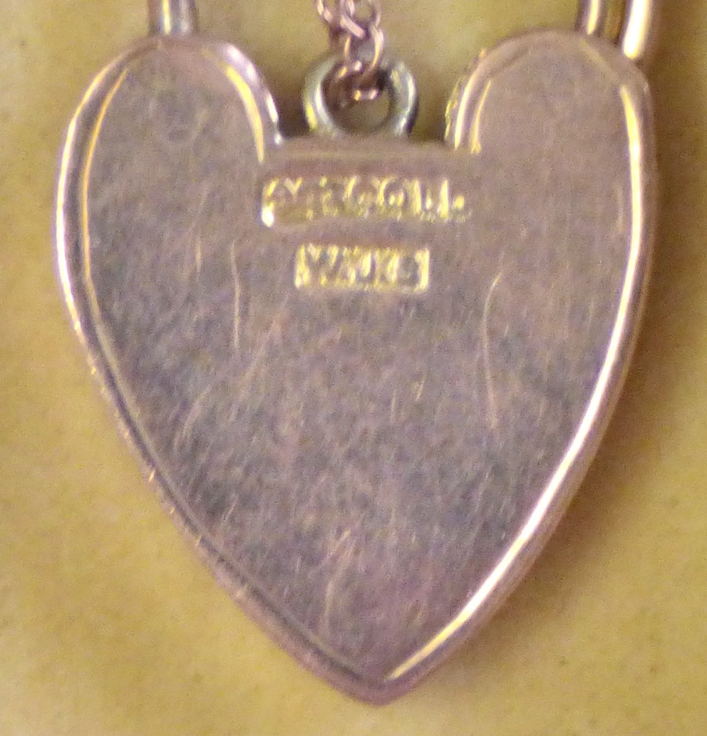 Jewellery - 9ct (Hollow Gold Braclet. Bars and Heart locket, original box. Approx 15 grams. - Image 4 of 4