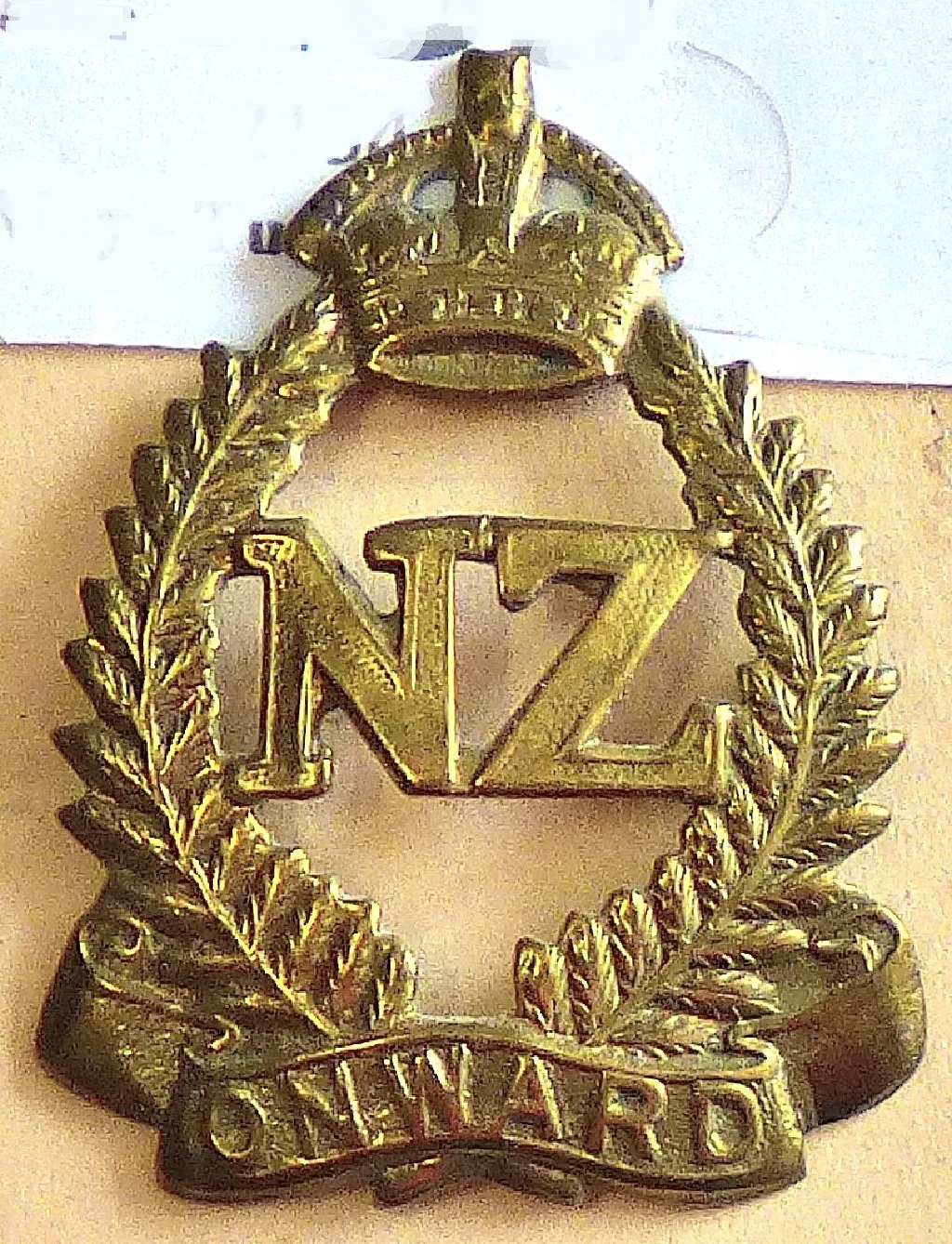 New Zealand - Expeditionary Force Cap Badge - Brass - large onward variant, KC