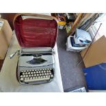 Typewriter - Royalite Manual - in good clean working order in original case