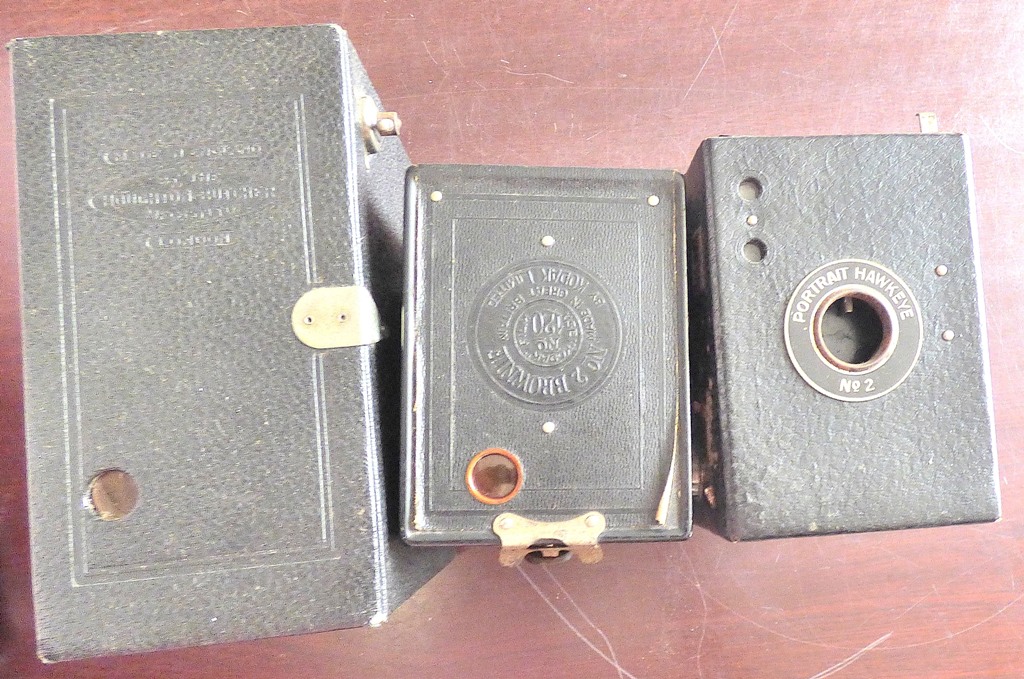 Box brownie - (3) model F, patented in USA - portrait Hawkeye No.2-(1) J & B Insignia.