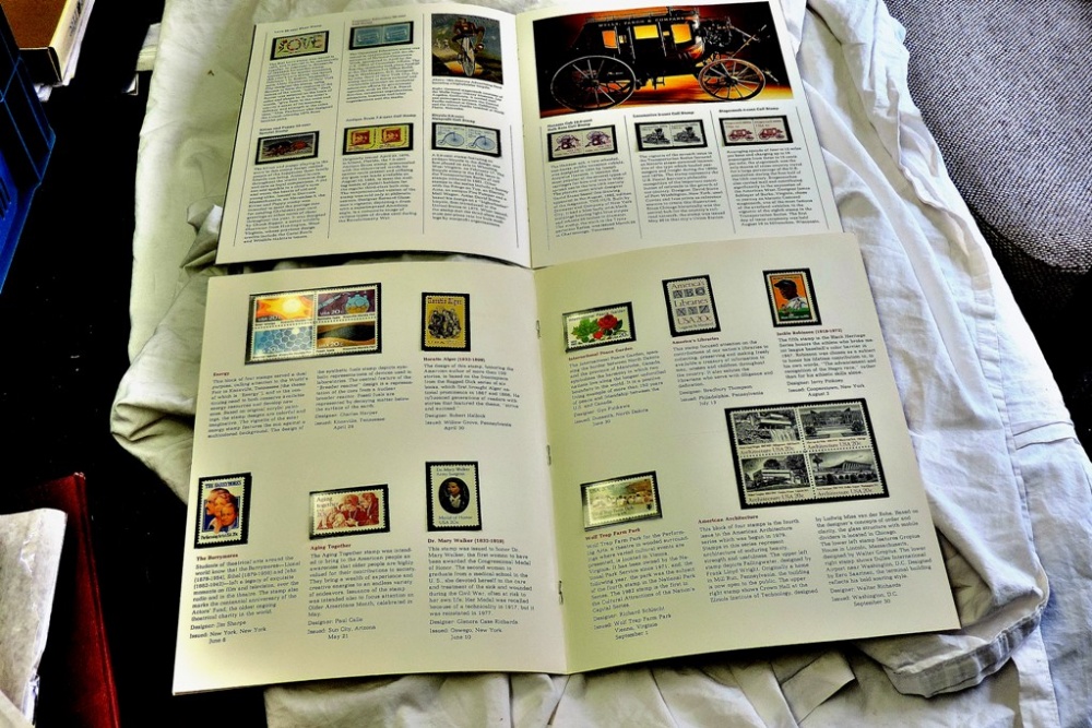 U.S.A. 1982 Year Presentation Books both mint Commemorative and Definitive's. Catalogue approx £15.