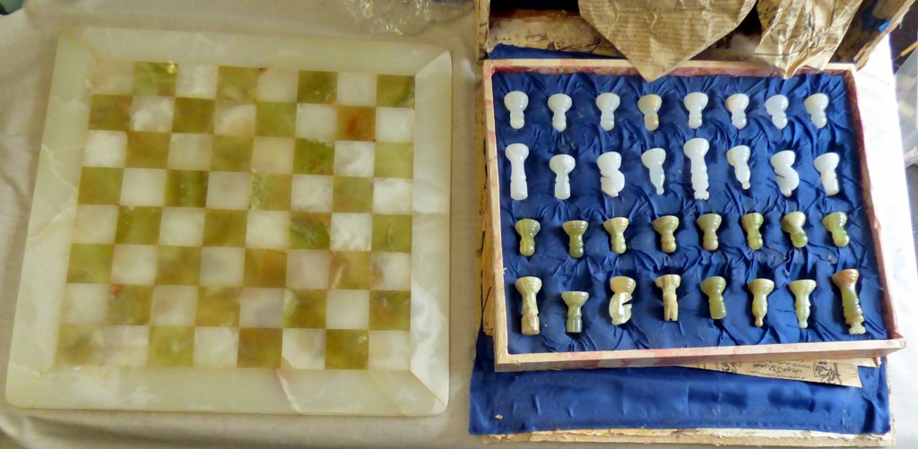 Handmade White and Green Onyx Marble Chess Game Chess Set of Chinese Origin. One white bishop has - Image 3 of 7