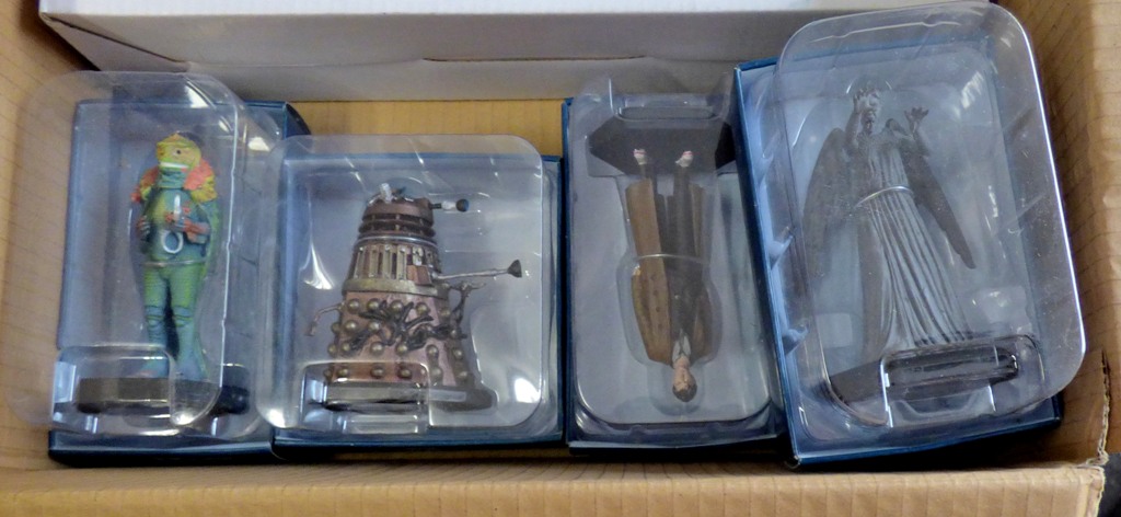 Dr Who - (5) Figures + Plinth + Magazines - Models-Weeping Angel LN678-Judoon Commander AAV2851- - Image 2 of 2