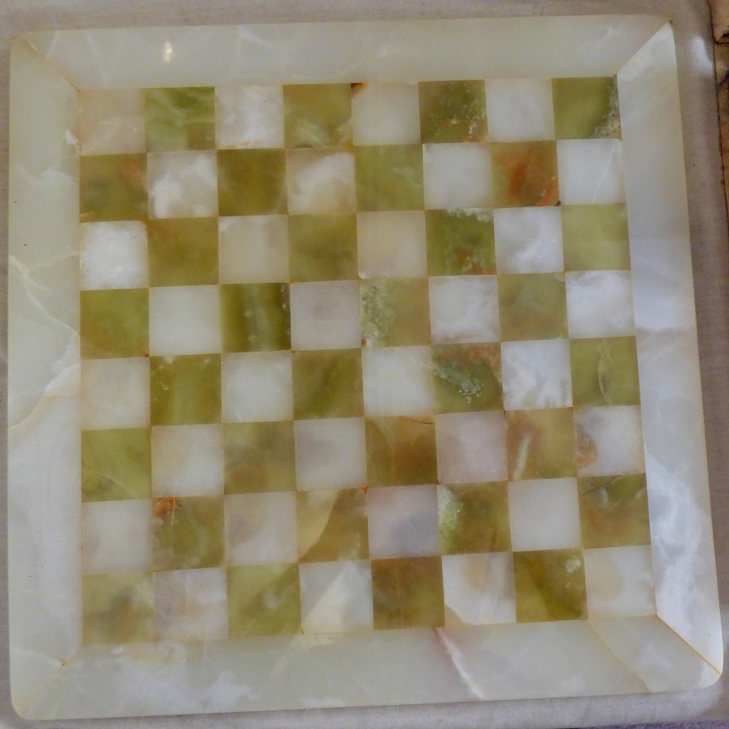 Handmade White and Green Onyx Marble Chess Game Chess Set of Chinese Origin. One white bishop has - Image 5 of 7