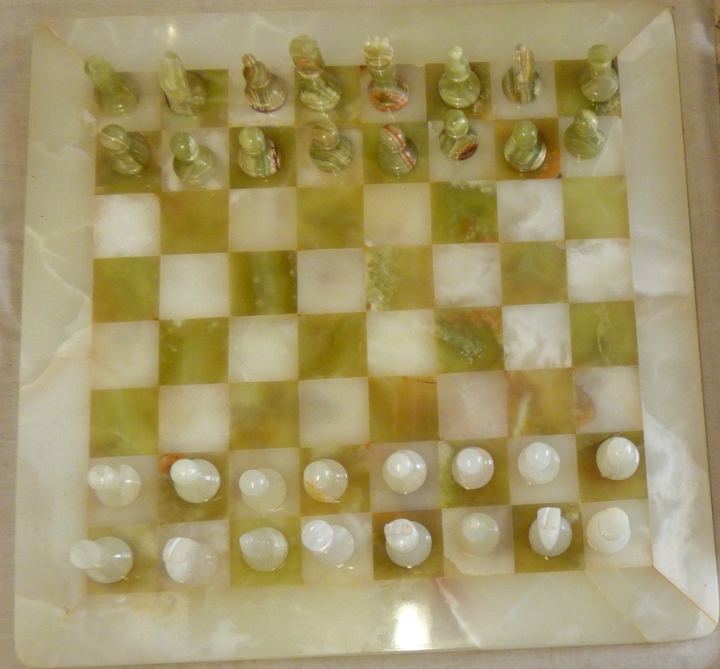 Handmade White and Green Onyx Marble Chess Game Chess Set of Chinese Origin. One white bishop has - Image 7 of 7