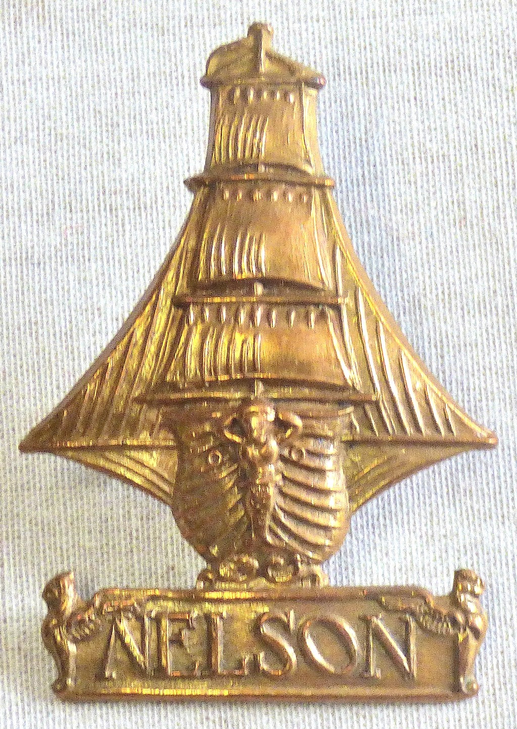 British WWI Nelson Naval Division Cap Badge (Guilding metal, lugs)