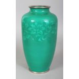 AN EARLY 20TH CENTURY JAPANESE ANDO TYPE MUSEN WIRELESS CLOISONNE GREEN ENAMEL VASE, with chrome