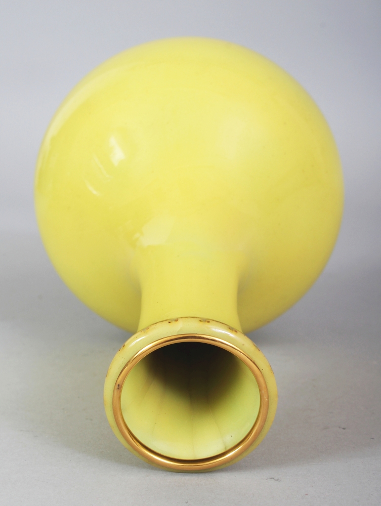 AN EARLY 20TH CENTURY JAPANESE ANDO YELLOW ENAMEL CLOISONNE VASE, the vase mainly undecorated with - Image 4 of 6