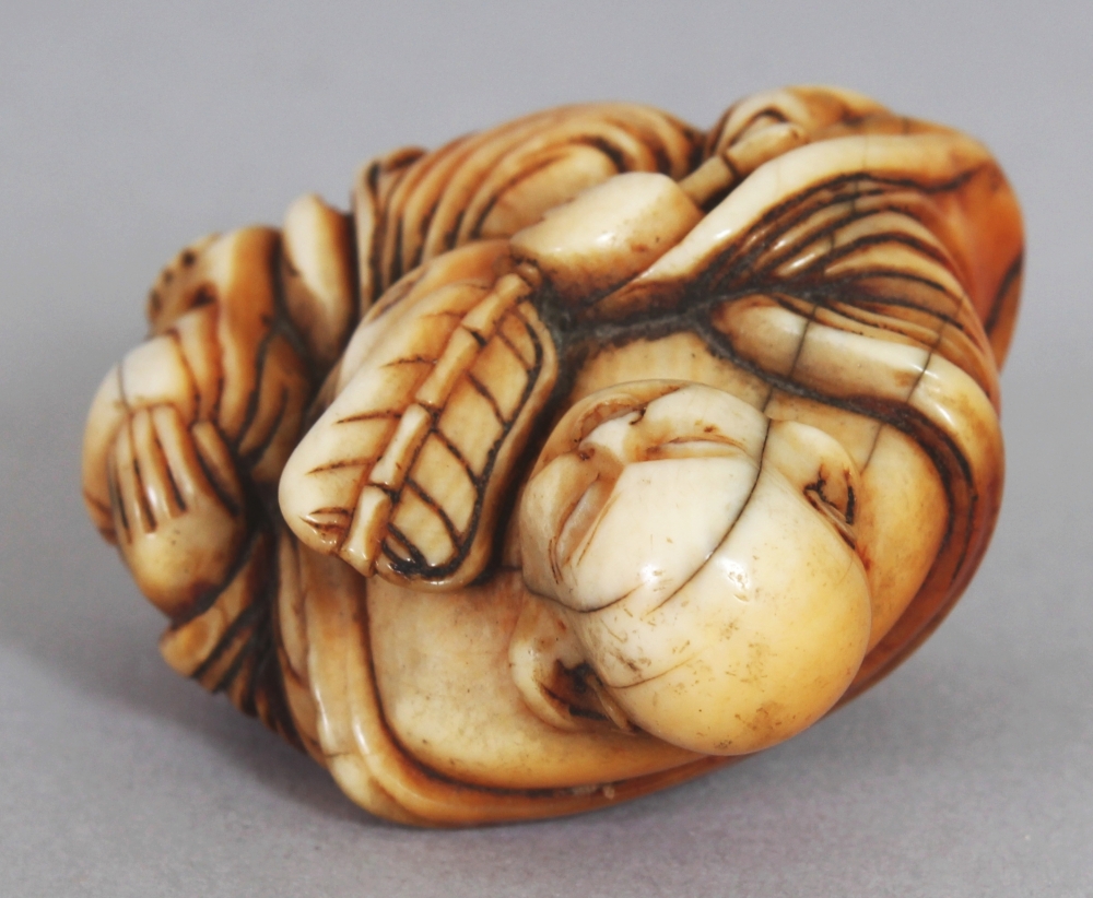 A GOOD QUALITY JAPANESE EDO/MEIJI PERIOD IVORY NETSUKE OF HOTEI, seated in a reclining posture and - Image 3 of 4