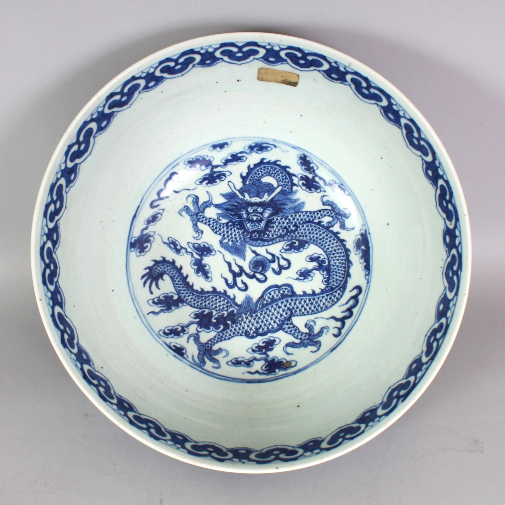 A GOOD LARGE 19TH CENTURY CHINESE BLUE & WHITE PORCELAIN DRAGON BOWL, the base with a six- - Image 6 of 10