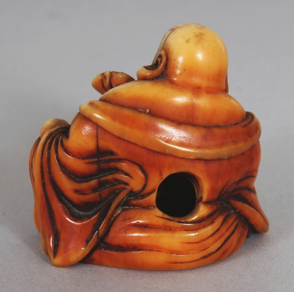 A GOOD QUALITY JAPANESE EDO/MEIJI PERIOD IVORY NETSUKE OF HOTEI, seated in a reclining posture and - Image 2 of 4