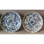 A SIMILAR PAIR OF CHINESE KANGXI PERIOD BLUE & WHITE SHIPWRECK PORCELAIN PLATES. (from the