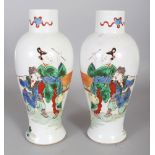 A MIRROR PAIR OF CHINESE KANGXI STYLE FAMILLE VERTE PORCELAIN VASES, 10.1in high.