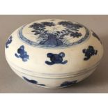 A CHINESE KANGXI PERIOD BLUE & WHITE SHIPWRECK PORCELAIN BOX & COVER, circa 1700, the slightly domed