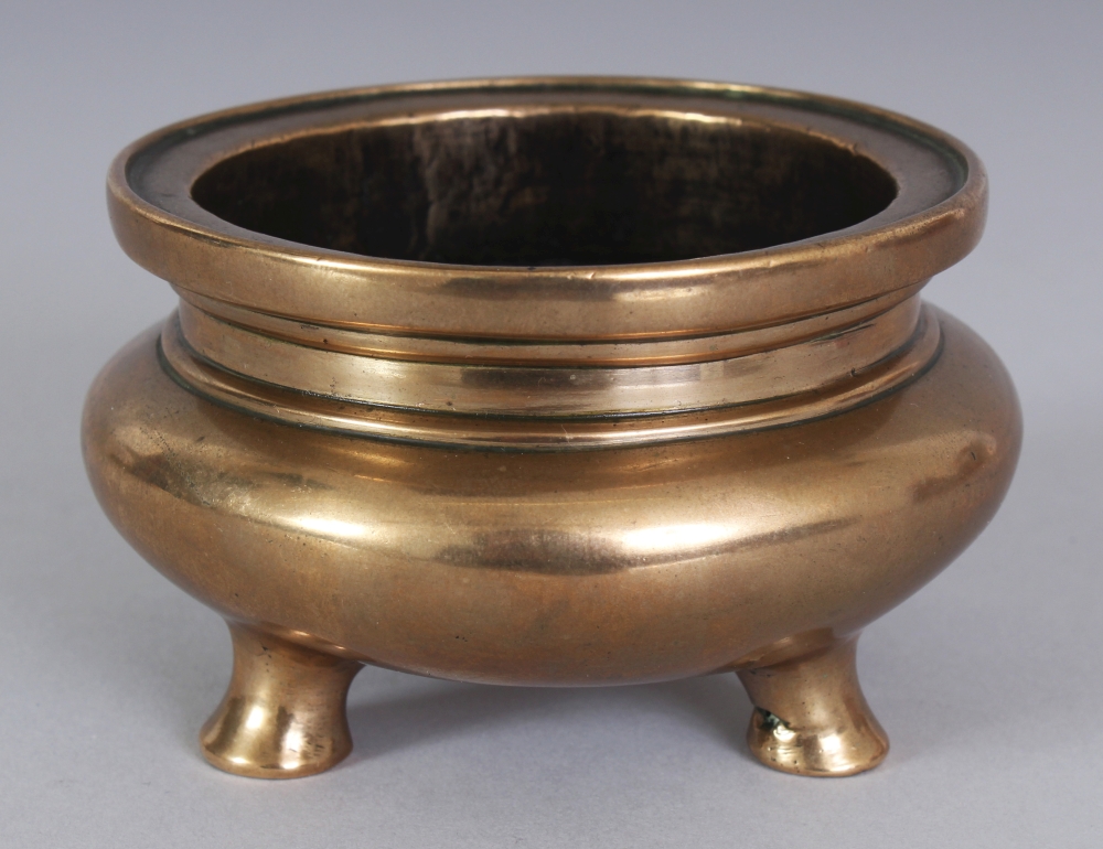 A GOOD SMALL 17TH/18TH CENTURY CHINESE POLISHED BRONZE TRIPOD CENSER, weighing 350gm, 3.6in wide