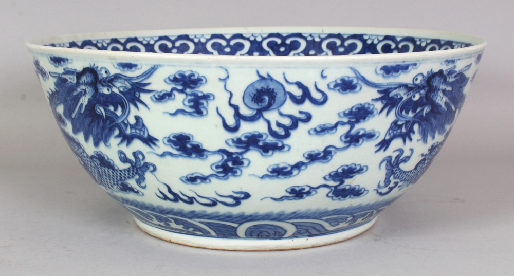 A GOOD LARGE 19TH CENTURY CHINESE BLUE & WHITE PORCELAIN DRAGON BOWL, the base with a six- - Image 4 of 10