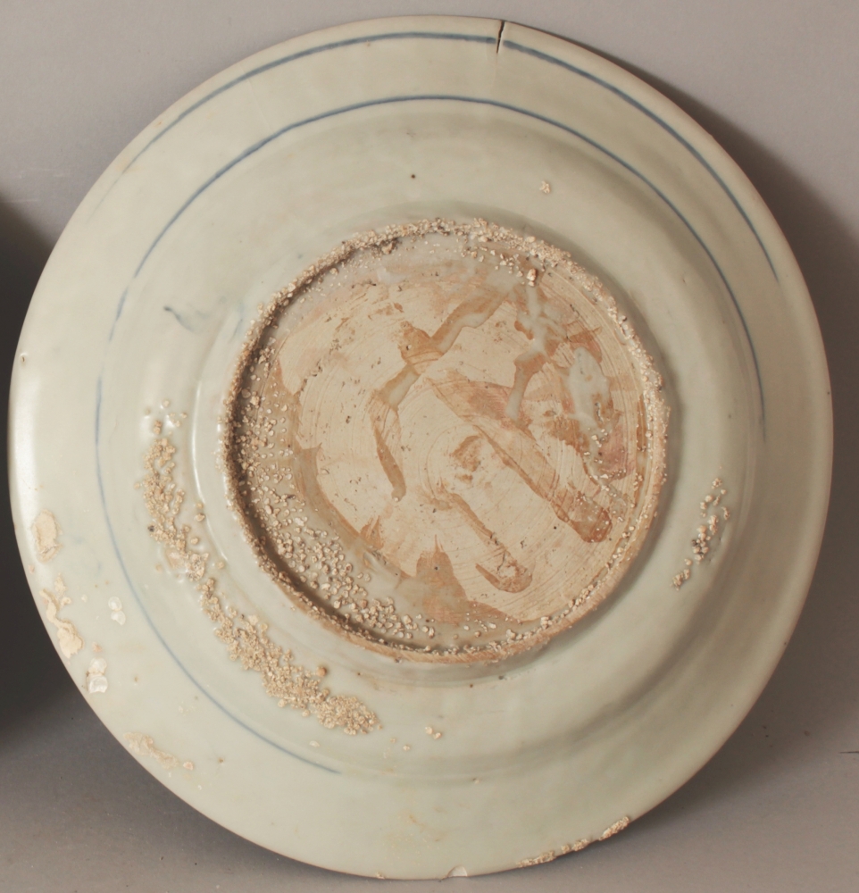 A SIMILAR CHINESE WANLI PERIOD BLUE & WHITE SHIPWRECK PORCELAIN PEACOCK DISH. (from the collection - Image 2 of 2