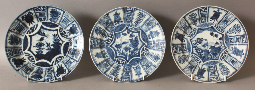 A GROUP OF THREE LATE 17TH CENTURY CHINESE BLUE & WHITE KRAAK STYLE SHIPWRECK PORCELAIN PLATES, each