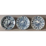 A GROUP OF THREE LATE 17TH CENTURY CHINESE BLUE & WHITE KRAAK STYLE SHIPWRECK PORCELAIN PLATES, each