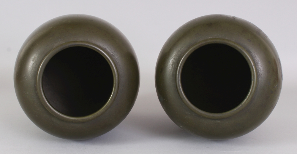 A PAIR OF EARLY 20TH CENTURY SIGNED JAPANESE GREEN GROUND MIXED METAL & INLAID VASES, the side of - Image 8 of 9