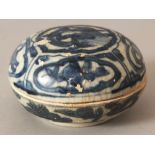 A SIMILAR CHINESE LATE MING DYNASTY WANLI PERIOD BLUE & WHITE SHIPWRECK PORCELAIN BOX & COVER. (from