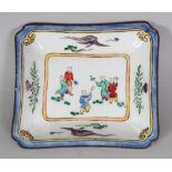 AN EARLY 20TH CENTURY JAPANESE KAKIEMON STYLE RECTANGULAR PORCELAIN DISH, with indented corners, the