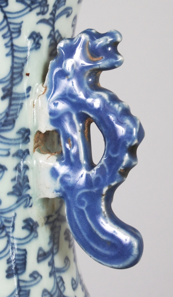 A LARGE 19TH/20TH CENTURY BLUE & WHITE DOUBLE HAPPINESS PORCELAIN VASE, 17.1in high. - Image 4 of 7