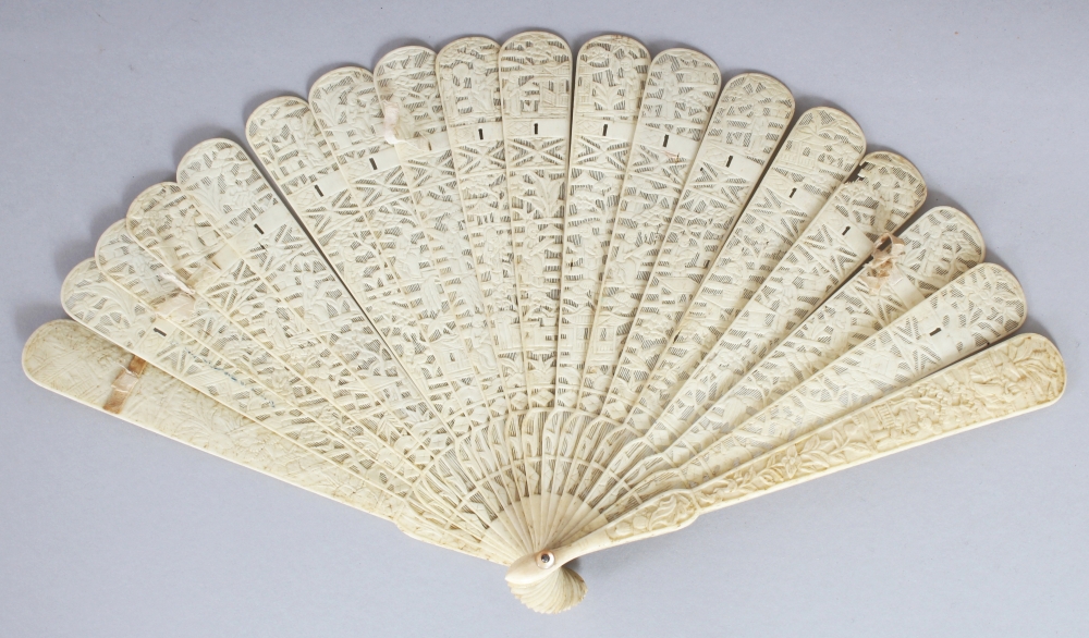 A 19TH CENTURY CHINESE CANTON IVORY FAN, with sixteen pierced and carved inner sticks, the guard - Image 3 of 5
