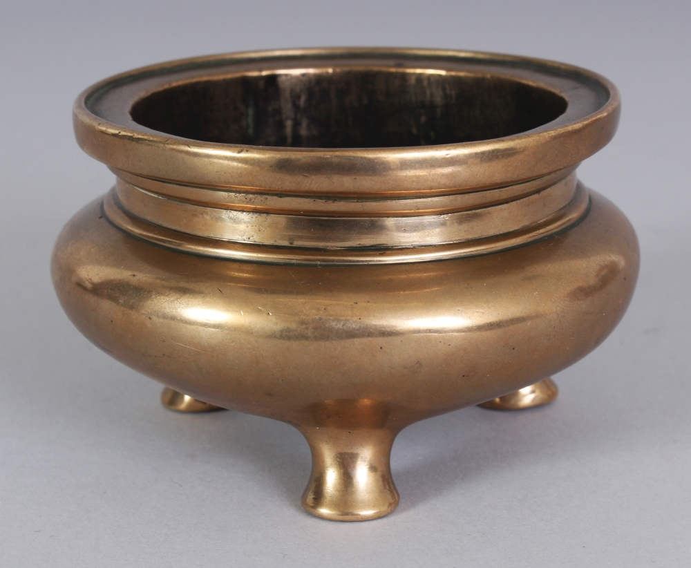 A GOOD SMALL 17TH/18TH CENTURY CHINESE POLISHED BRONZE TRIPOD CENSER, weighing 350gm, 3.6in wide - Image 2 of 5