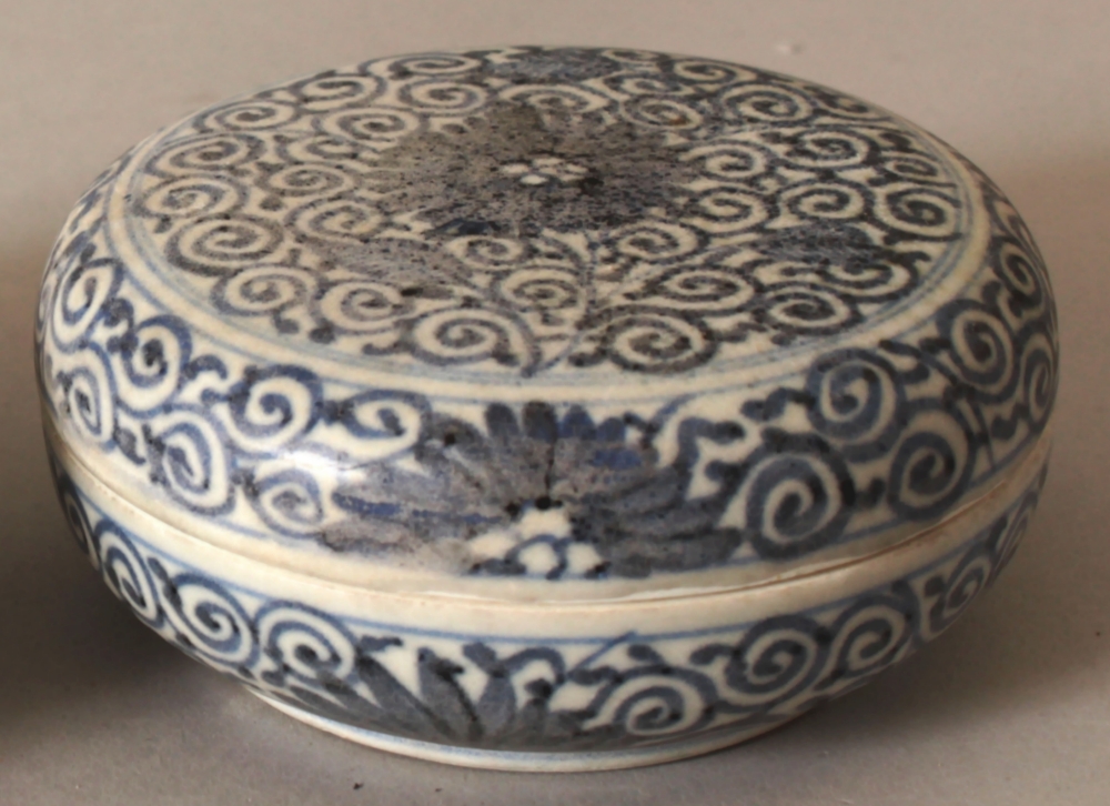 A SIMILAR CHINESE KANGXI PERIOD BLUE & WHITE SHIPWRECK PORCELAIN BOX & COVER. (from the collection