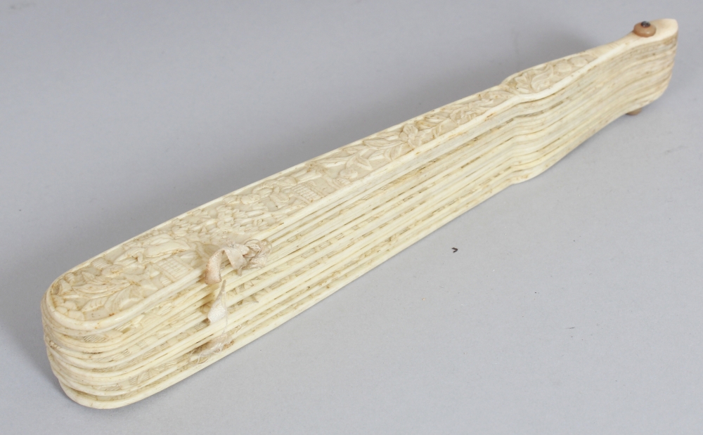 A 19TH CENTURY CHINESE CANTON IVORY FAN, with sixteen pierced and carved inner sticks, the guard - Image 4 of 5