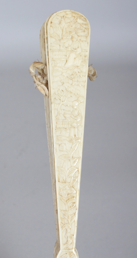 A 19TH CENTURY CHINESE CANTON IVORY FAN, with sixteen pierced and carved inner sticks, the guard - Image 5 of 5