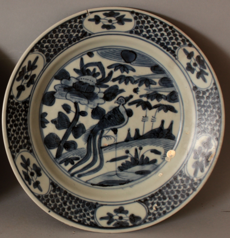 A SIMILAR CHINESE WANLI PERIOD BLUE & WHITE SHIPWRECK PORCELAIN PEACOCK DISH. (from the collection